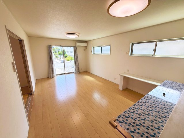 糸満市潮崎町　中古戸建の居間・リビング|LDK16.6帖