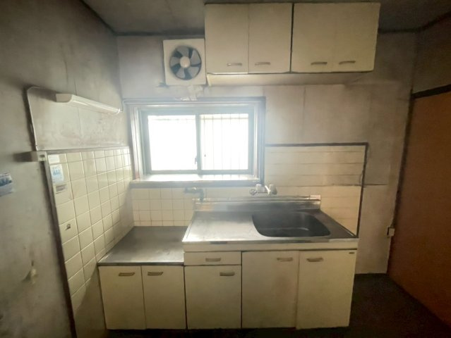 枚方市宇山東町のキッチン|お好みのガスコンロを設置できます！
小窓もあるので換気も安心です。