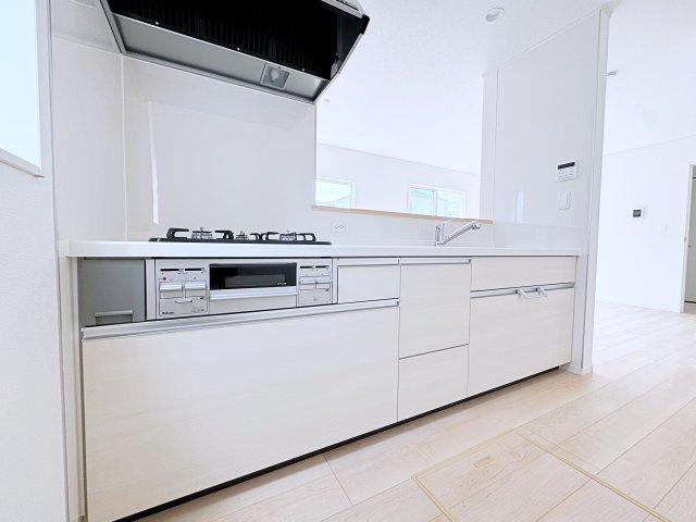 新築戸建・建売　郡山市富久山町福原第20　CRADLE GARDEN　全10棟のキッチン|三口コンロ＆魚焼きグリル付きなので同時調理可能です！お料理の幅も広がり食卓も華やかになりそうですね！