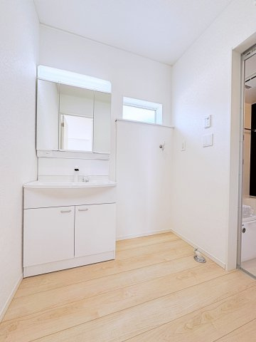 新築戸建・建売　郡山市富久山町福原第20　CRADLE GARDEN　全10棟の独立洗面台|三面鏡付き洗面台は鏡の内側に小物収納あり！歯ブラシや基礎化粧品などすっきり収納が可能です！