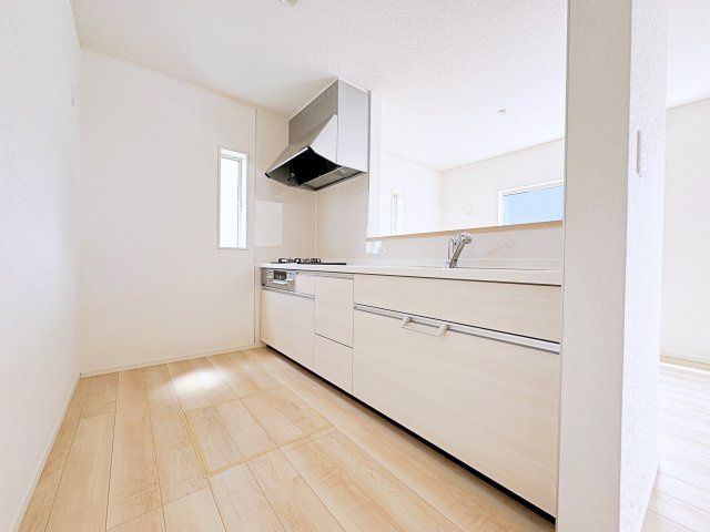 新築戸建・建売　郡山市富久山町福原第20　CRADLE GARDEN　全10棟のキッチン|対面キッチンなのでリビングの様子が見渡せるので調理や片付けをしながらお子様の見守り可能♪