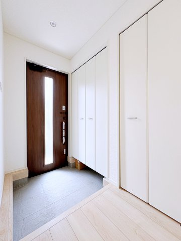 新築戸建・建売　郡山市富久山町福原第20　CRADLE GARDEN　全10棟の玄関|自然光を取り入れられる玄関ドアで明るく毎日気持ちよくお出かけできそうですね♪