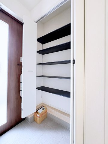 新築戸建・建売　郡山市富久山町福原第20　CRADLE GARDEN　全10棟の玄関|上部までたっぷり収納できる玄関収納で玄関周りをいつでもすっきり整頓できます！急な来客時にも安心♪
