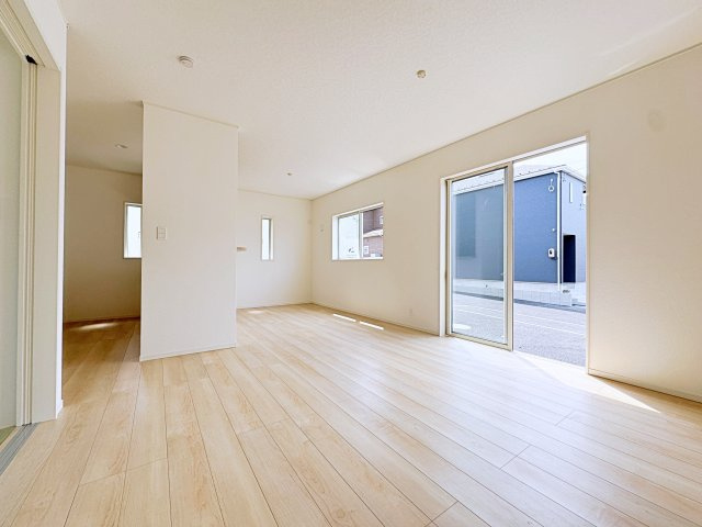 新築戸建・建売　郡山市富久山町福原第20　CRADLE GARDEN　全10棟の居間・リビング|陽当たり良好なリビング！家族が集まるリビングは広々16帖！温かみのある空間です！