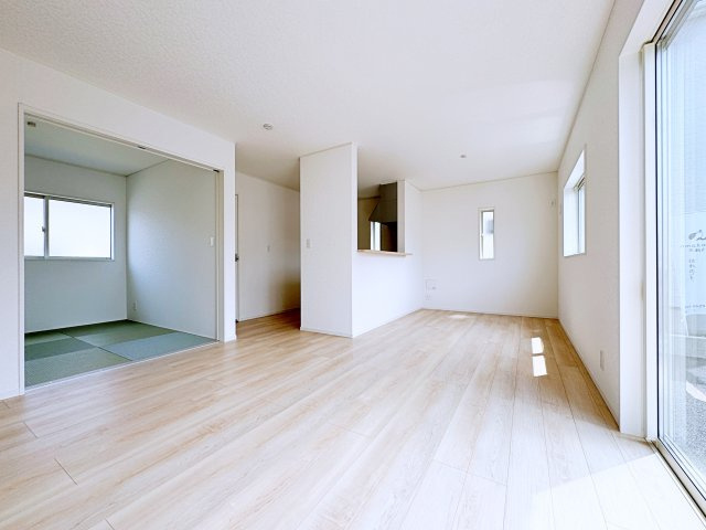 新築戸建・建売　郡山市富久山町福原第20　CRADLE GARDEN　全10棟の居間・リビング|和室のふすまを開ければさらに開放的な空間になります！家族の会話や笑い声があふれるリビングです！