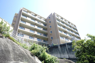 【外観】 | 【ハイブランドリノベ】藤和ハイタウン仁保 | 【耐震性】
耐震性の高さを判断するポイントは、
建築確認申請日が1981年6月1日以降の
新耐震基準に適合しているかどうか。
震度６程度の大地震でも
建物が崩壊しないレベルが基準になりました。