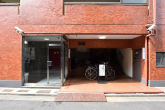【エントランス】 | お客様を、そして住人を出迎えてくれるマンションのエントランス。ゴミが落ちていないことからも、管理状態の良さや住民の節度の高さが見て取れます。～即日のご見学可能～　お問合せはお気軽にどうぞ。