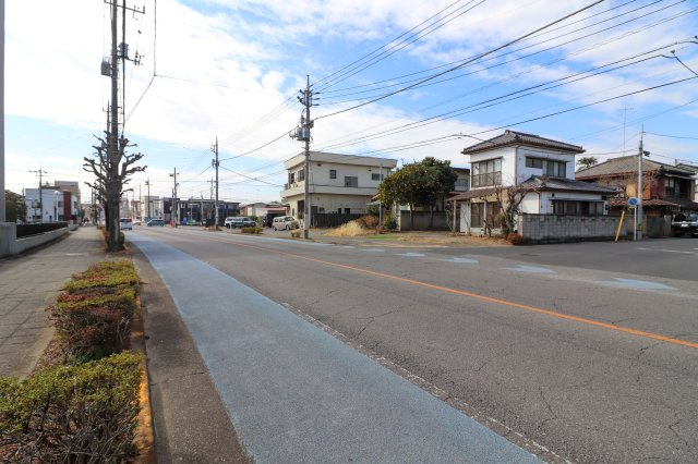 足利市丸山町の中古一戸建の前面道路含む現地写真