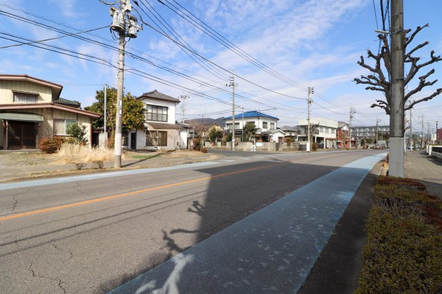 足利市丸山町の中古一戸建の前面道路含む現地写真