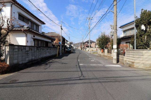 足利市丸山町の中古一戸建の前面道路含む現地写真