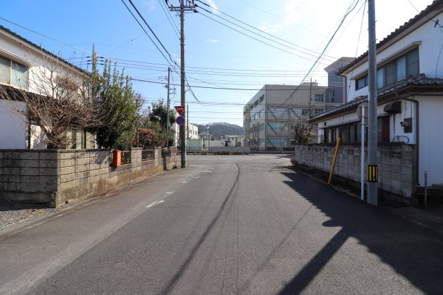 足利市丸山町の中古一戸建の前面道路含む現地写真