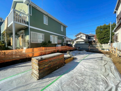 【前面道路含む現地写真】 | 新築戸建て 千歳烏山1棟現場 | 閑静な住宅街に佇む1棟現場。
間もなく基礎工事がはじまります。