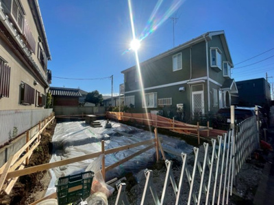 【前面道路含む現地写真】 | 新築戸建て 千歳烏山1棟現場 | 周りに高い建物がなく、日当たり良好です。