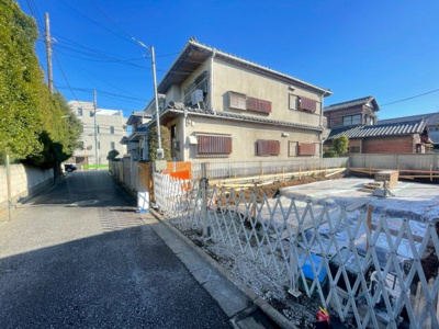 【前面道路含む現地写真】 | 新築戸建て 千歳烏山1棟現場 | 車通りの少ない前面道路