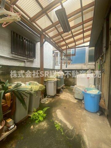 若江本町3丁目中古戸建のバルコニー|バルコニーとしても物置スペースとしても使用可能です！