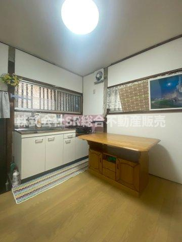 若江本町3丁目中古戸建のキッチン|3.8帖のダイニングキッチン。2面採光+勝手口があり通風良好です！
