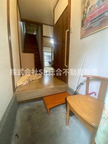 若江本町3丁目中古戸建の玄関|玄関にシューズボックスを置いても広く使えます！
