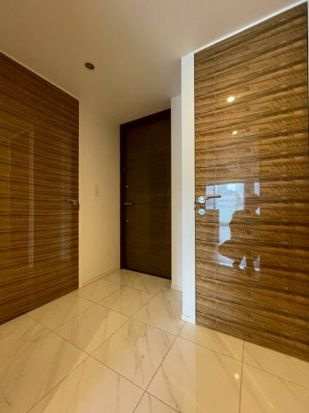 プレミスト六番町のエントランス