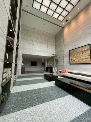 プレミスト六番町のロビー