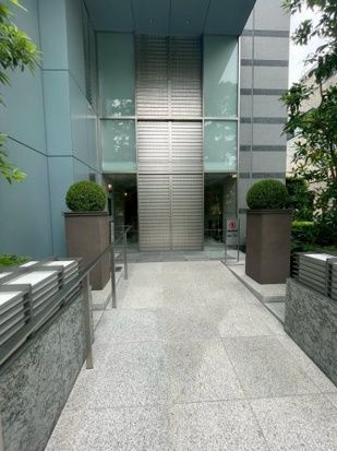 プレミスト六番町のエントランス