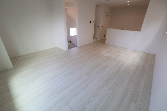 【居間・リビング】 | 《仲介手数料無料》南区辻８丁目14-12(1号棟)新築一戸建てリナージュ | 撮影日 2025年9月30日 12:00 晴れ