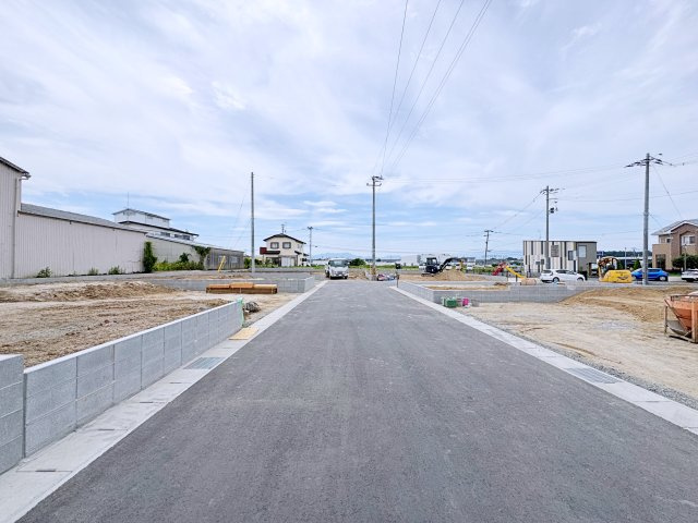 新築戸建・建売　郡山市富久山町福原　CRADLE GARDEN　全10棟の前面道路含む現地写真|車通りが少なく静かな住宅街に立地♪前面道路も穏やかな雰囲気でゆったりとした暮らしができます♪
