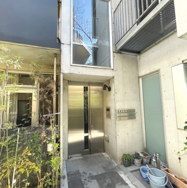 アドレー渋谷本町アネックスのエントランス