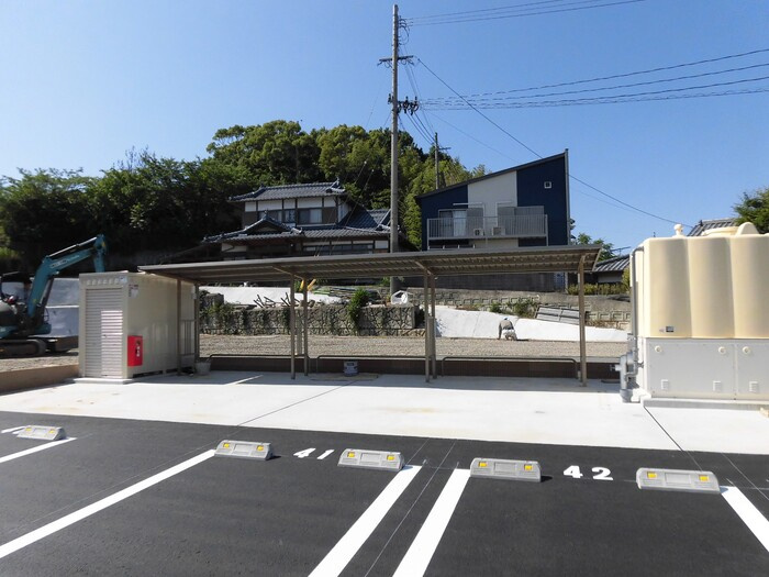 ロータスヒルAの駐車場|車をお持ちの方に嬉しい駐車場付きの物件です