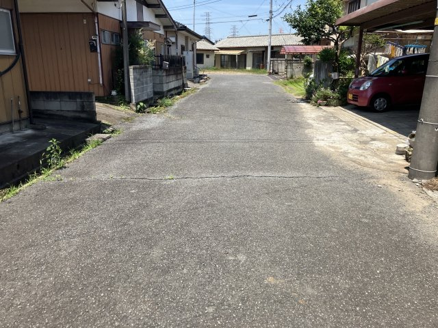 太田市上小林町中古戸建の前面道路含む現地写真