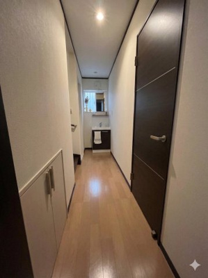 【その他共用部分】 | 大津市下阪本5丁目25-32　中古戸建 | １階廊下。奥に独立洗面台があり外出後の手洗いに便利です
※AI加工しています