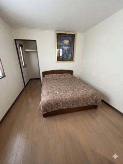 【寝室】 | 大津市下阪本5丁目25-32　中古戸建 | ２階寝室。奥にウォークインクローゼットがあります
※AI加工しています