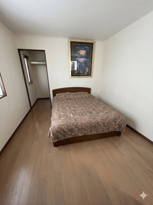 【寝室】 | 大津市下阪本5丁目25-32　中古戸建 | ２階寝室。奥にウォークインクローゼットがあります
※AI加工しています