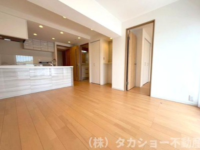 【居間・リビング】 | 稲毛芙蓉ハイツ | 7階で遮る建物がバルコニー側にないので、リビングも明るいです!!