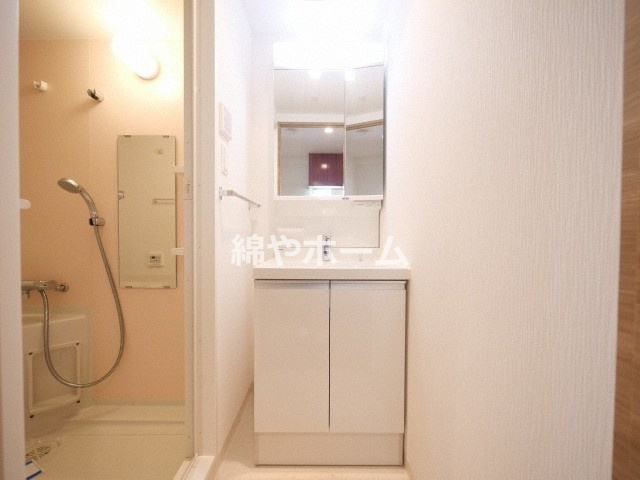 リッツ難波南Ⅱの独立洗面台|独立洗面台、小物を置くことができて便利です