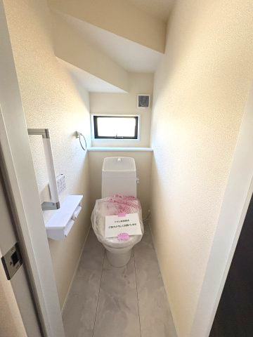 【トイレ】 | 福岡市東区若宮4丁目第2　4号棟（全5棟）【仲介手数料無料・0円】 | 現地写真。1階のトイレです。