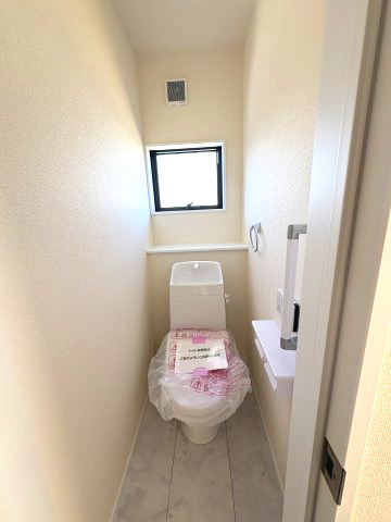 【トイレ】 | 福岡市東区若宮4丁目第2　4号棟（全5棟）【仲介手数料無料・0円】 | 現地写真。2階にもトイレです。