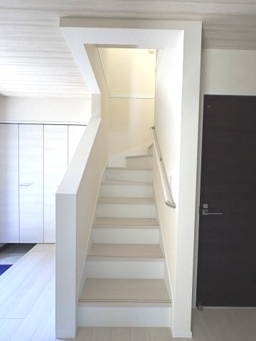 【内装】 | 福岡市東区若宮4丁目第2　4号棟（全5棟）【仲介手数料無料・0円】 | 現地写真。2階へ上がる階段です。手摺もついて安全ですね。