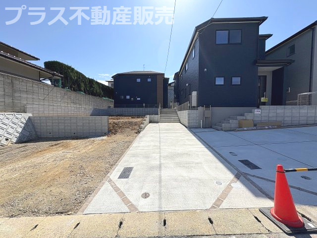 【外観】 | 福岡市東区若宮4丁目第2　4号棟（全5棟）【仲介手数料無料・0円】 | 現地写真。プラス不動産販売なら、現場の全ての棟をまとめてご見学頂けます。