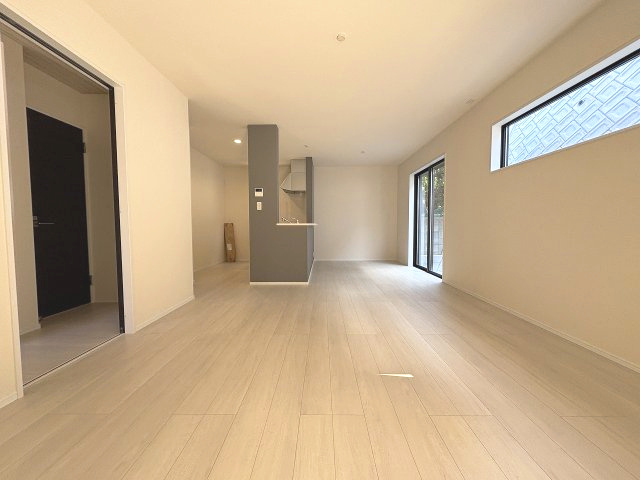 【居間・リビング】 | 福岡市東区若宮4丁目第2　4号棟（全5棟）【仲介手数料無料・0円】 | 現地写真。リビングです。