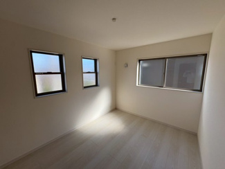 【洋室】 | 槇塚台２丁　新築分譲住宅　全２区画 | ２面採光のお部屋もございます♪明るく風通しの良い快適な室内に気分も自然と明るくなりますね！家族の笑顔も増えそうです♪