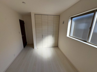 【洋室】 | 槇塚台２丁　新築分譲住宅　全２区画 | 各居室にはクローゼットを完備し、家具の配置にも困らない設計がされており、採光と室内のバランスが絶妙です！