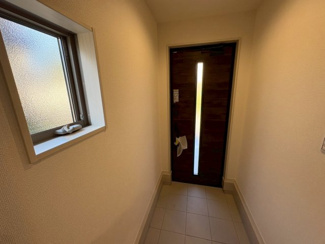 【玄関】 | 槇塚台２丁　新築分譲住宅　全２区画 | 玄関にシューズボックスありますよ！玄関周りもスッキリ片付きますね♪