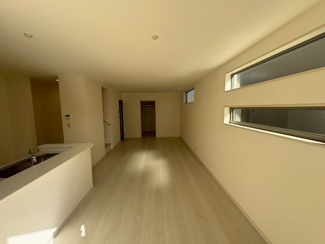 【居間・リビング】 | 槇塚台２丁　新築分譲住宅　全２区画 | 【ＬＤＫ約１８帖】大きな窓のあるリビングは、陽光あふれる明るい空間です♪居心地良く、ご家族皆がゆったり寛げる憩いの空間となりそうです♪