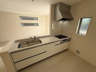 【キッチン】 | 槇塚台２丁　新築分譲住宅　全２区画 | 対面式を採用したキッチンですので、リビングで寛ぐご家族をいつも感じられます！会話を楽しみながら家事ができますね♪