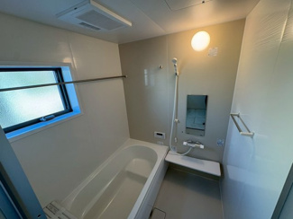 【浴室】 | 槇塚台２丁　新築分譲住宅　全２区画 | 一坪以上の浴室でのびのび一日の疲れを癒して下さいね！浴室に窓が付いているので、換気ができて湿気やカビ防止になりますよ♪