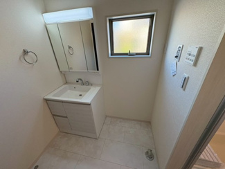 【独立洗面台】 | 槇塚台２丁　新築分譲住宅　全２区画 | ゆとりのある洗面室ですよ　朝の身支度もスムーズにできますね！