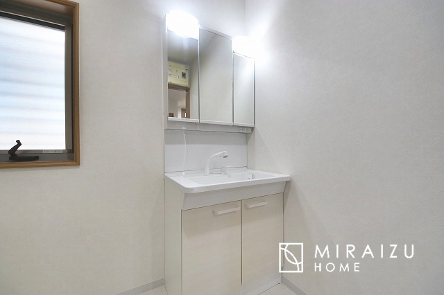 【独立洗面台】 | 洗面台です。収納棚もとても充実しております。コスメが大好きな奥様も、女子力高いご主人様もきっとご満足いただける収納力です。
