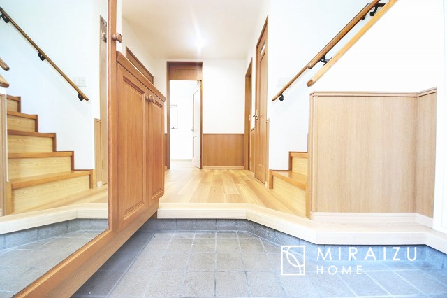 【玄関】 | いってきます♪ただいま♪明るい声が聞こえてきそうな玄関。ナチュラルなカラーがとても清潔感のある造りです♪
