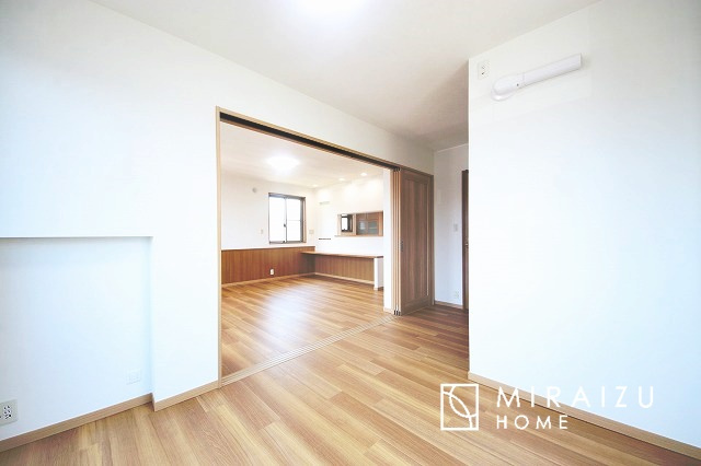 【洋室】 | 居心地の良さそうなリラックスできる空間。独立性のある建物ですので、ご自分の時間を大切にしたご家族様にぴったりです！
