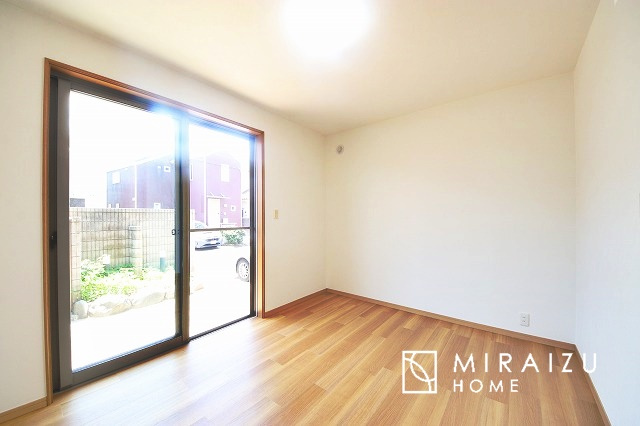 【子供部屋】 | 広さのある洋室は、ご夫婦様の寝室にぴったりですね。ご主人様の趣味のものや書斎などにも使用できるくらいの広さが嬉しいです。収納もばっちり完備してますのでお荷物が多いご家族様も安心してお暮しいただけます！